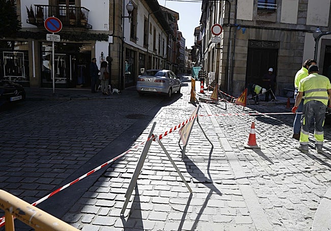 Inicio de las obras para rebajar bordillos y acondicionar el paso de peatones en el cruce de la calle del Agua con Nicolás Rivero, en Villaviciosa.