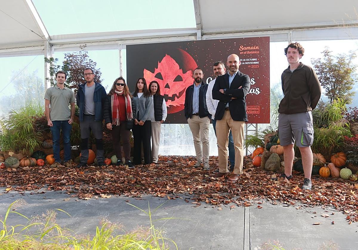 Jesús Martínez Salvador junto a Tomás Fernández y personal del Jardín Botánico en la presentación de la actividad 'Calabazas y Calaveras' en la carpa principal.