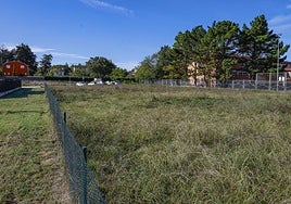 Terreno municipal aledaño al Colegio Público Río Piles que se estudia como alternativa para el punto limpio de Somió.