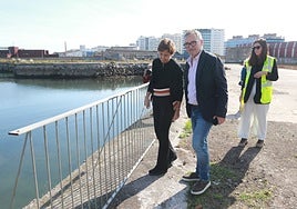 Carmen Moriyón y Gilberto Villoria, junto al tramo de barandilla instalado a modo de prueba junto al futuro paseo.