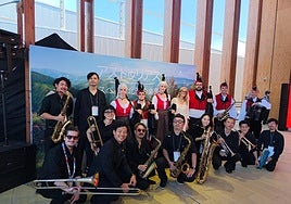 La banda de gaitas Villa de Gijón junto con los músicos nipones de jazz