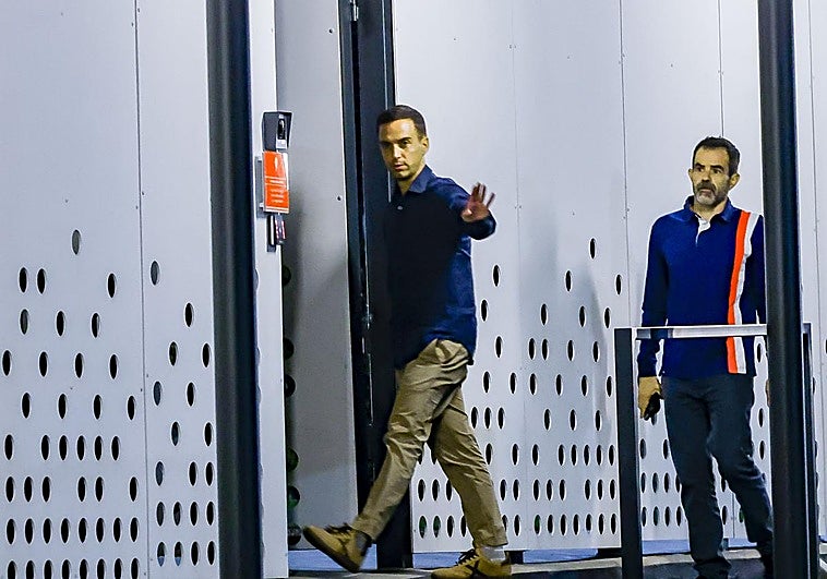 Borja Jiménez saluda a su llegada a Mareo para firmar el contrato que le vinculará al Sporting de Gijón.