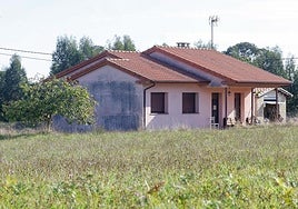 Casa con okupas en la zona de Granderroble, en Quintes, Villaviciosa