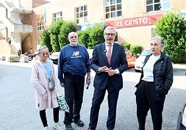 El diputado de Vox, Javier Jové, con María del Mar Álvarez, Godofredo Rodríguez y María García, usuarios del centro.