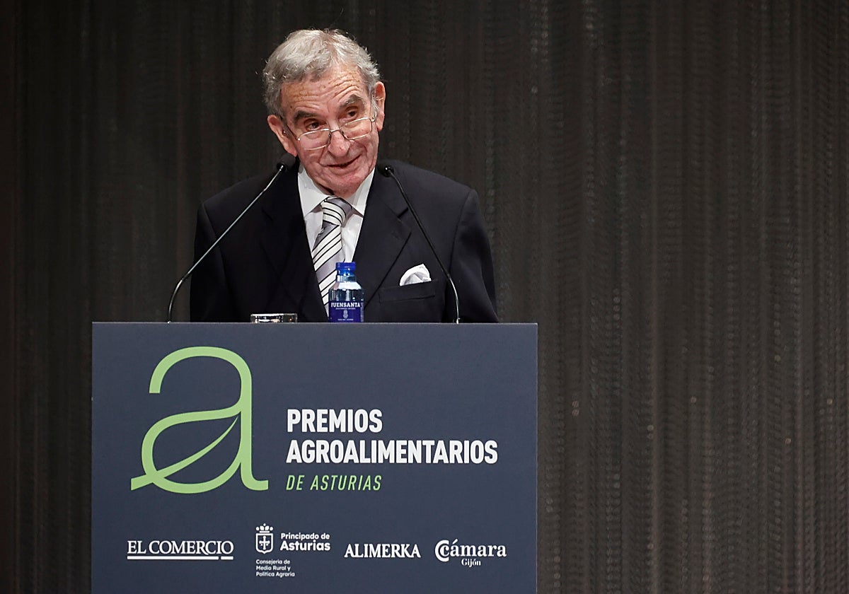 Emilio Serrando recogiendo un premio que le otorgó EL COMERCIO.
