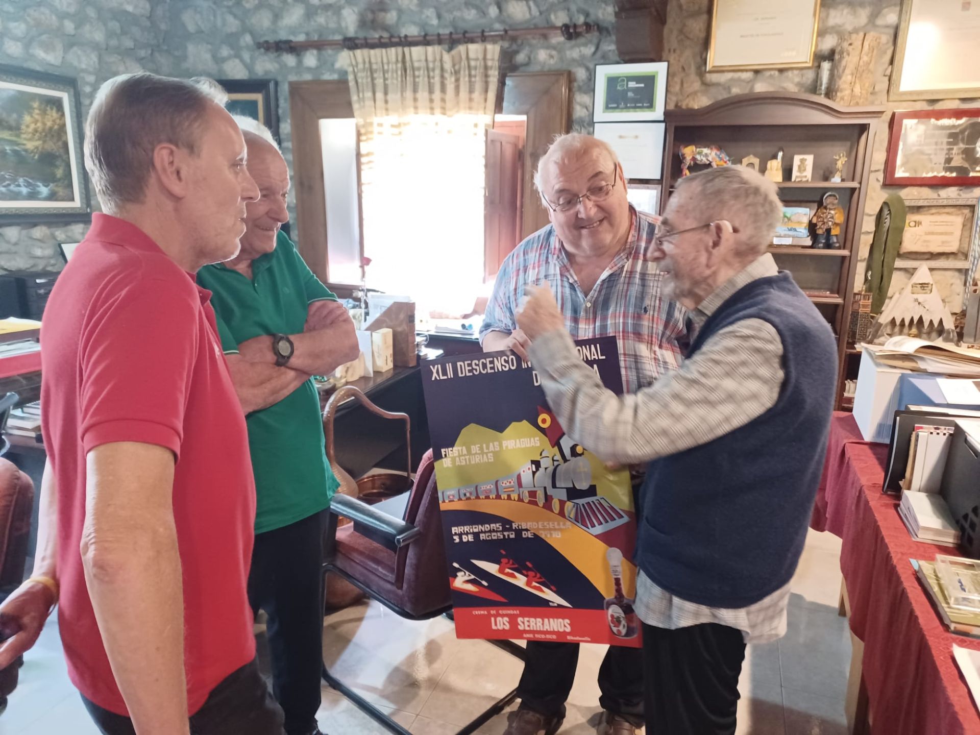 Amigos de Dionisio de la Huerta le entregan a Emilio Serrano un cartel del XLII Descenso Internacional del Sella que tiene publicidad de Los Serranos en una de las últimas fotografías de Emilio Serrano