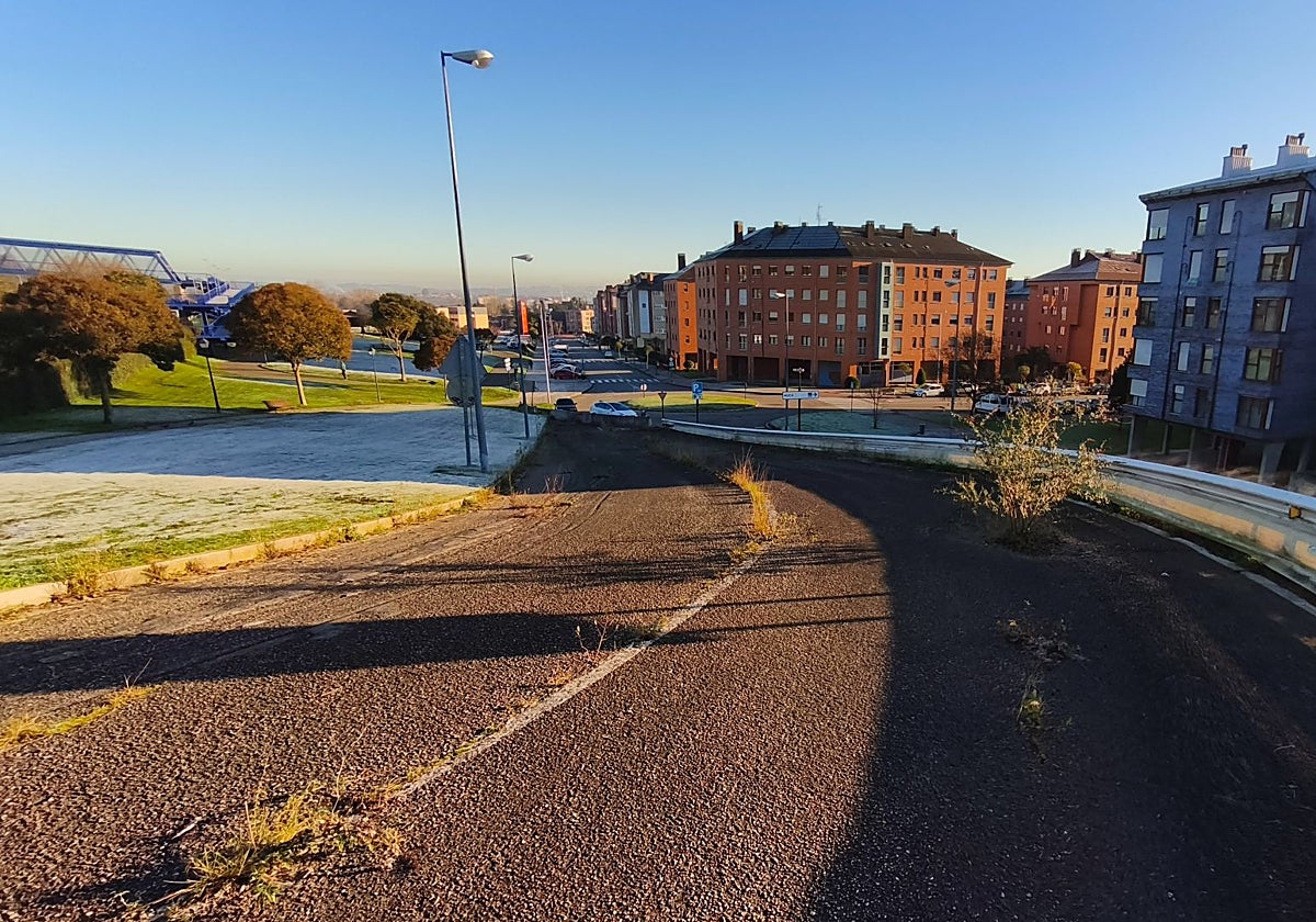 El enlace de La Corredoria a la AS-II, cerrado desde hace seis años.
