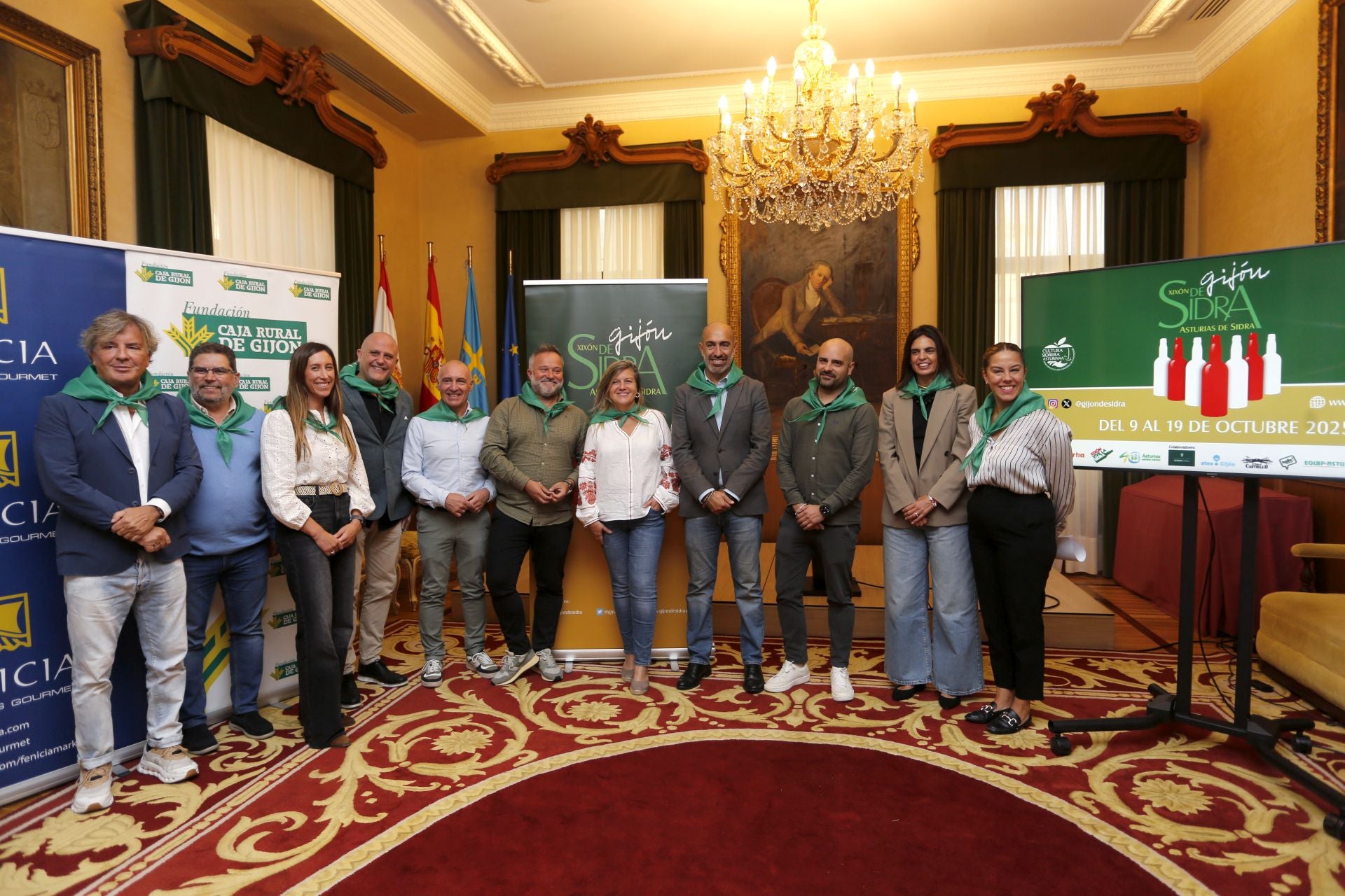 Ángel Lorenzo, Toño Migoya, Ángela Pumariega, Iván de la Plata, Abel Junquera, Jacobo López, Chana Crespo-Joglar, Oliver Suárez, Marcos del Busto, María Mitre y María González, este martes, en el Ayuntamiento.