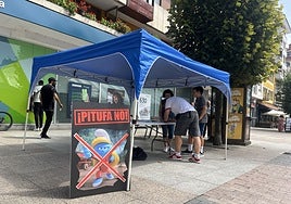 Mesa que el PP dispuso el pasado agosto en La Pola contra Pitufa Karateca.