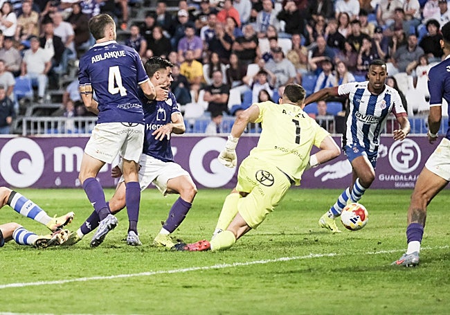 Quicala, antes de rematar en el tercer gol del Real Avilés.