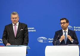 Maros Sefcovic y Stéphane Séjourné, durante la rueda de prensa que ofrecieron ayer en Estrasburgo para presentar el plan comercial en defensa de la siderurgia.
