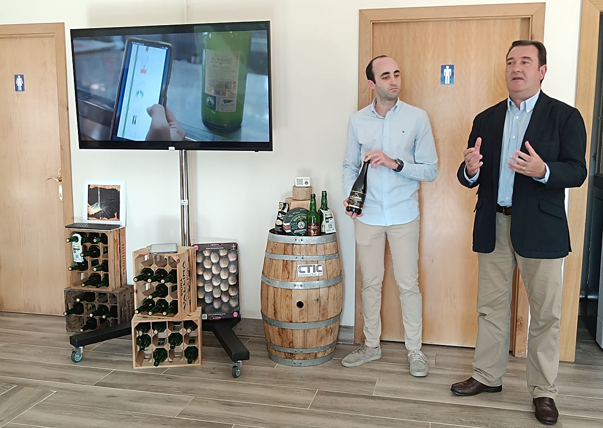 Imagen secundaria 1 - De arriba a abajo: trabajadores en el centro de CTIC RuralTech en Peón. Ricardo Cabeza, director general de El Gaitero, explica el proyecto de trazabilidad de la sidra con DOP. Cultivo en uno de los simuladores climáticos.