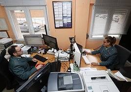 t Dos de los tres agentes que investigan este tipo de delincuencia