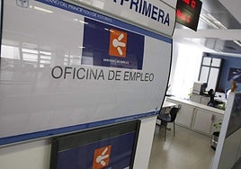 Imagen de archivo de las oficinas del Servicio Público de Empleo en el edificio del Principado en la calle de El Muelle.