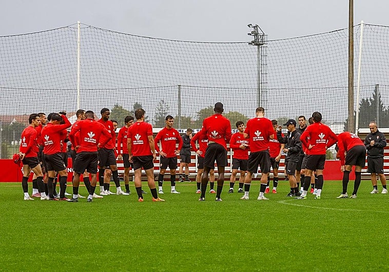 La primera plantilla escucha atentamente una de las primeras charlas de Borja Jiménez como técnico sportinguista en el entrenamiento de este miércoles en Mareo.