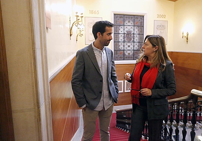 Alejandro Farpón (IU) y Ana Belén Murias (PSOE), conversando antes del Pleno.
