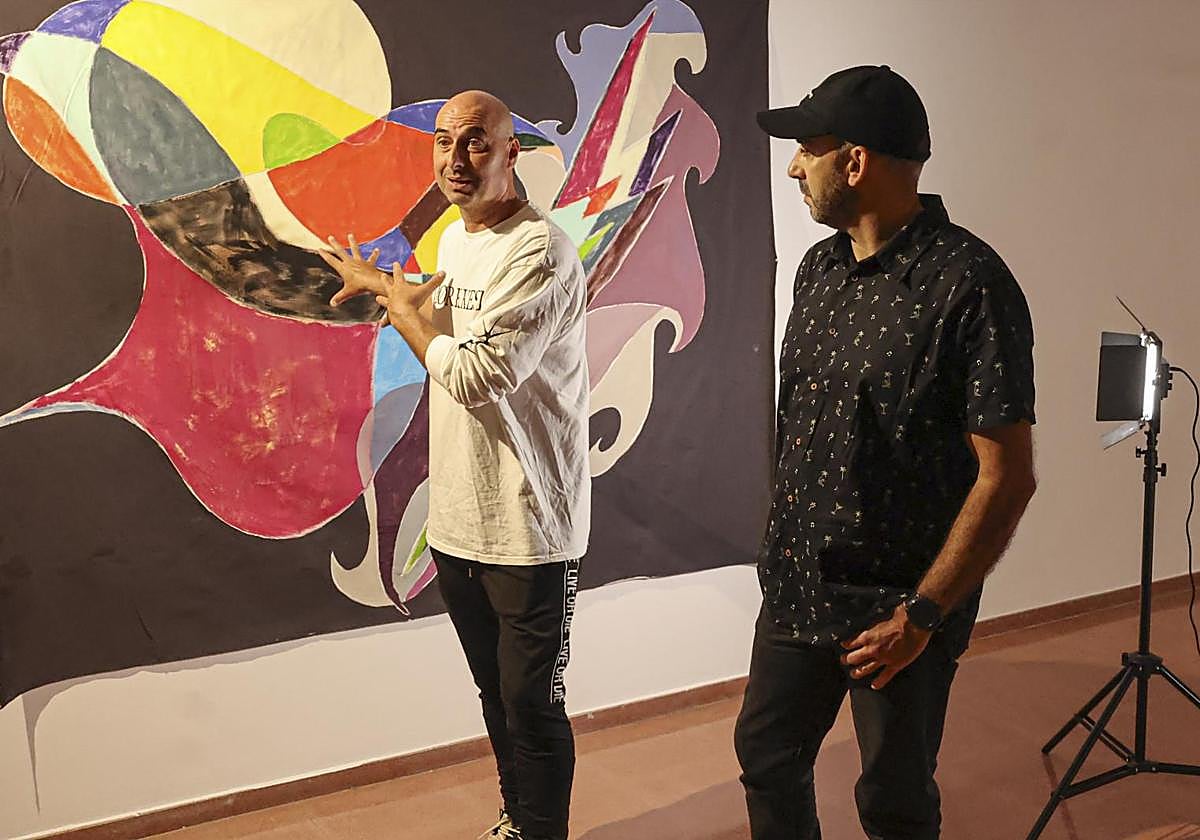 Noé Baranda escucha las explicaciones de Javier Soto, en el Centro Municipal de Arte y Exposiciones de Avilés (CMAE).