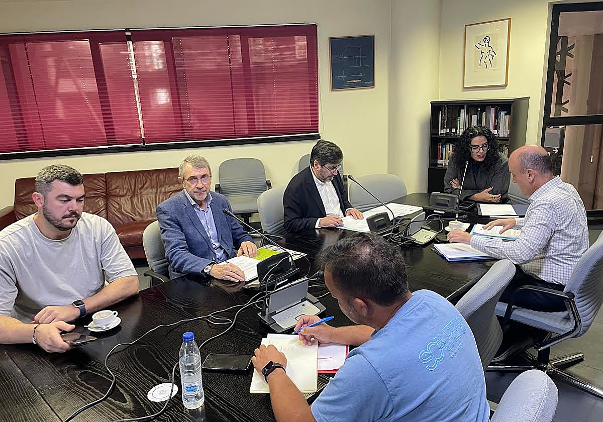 Parte de los patronos del MUMI analizando la propuesta de la nueva directora