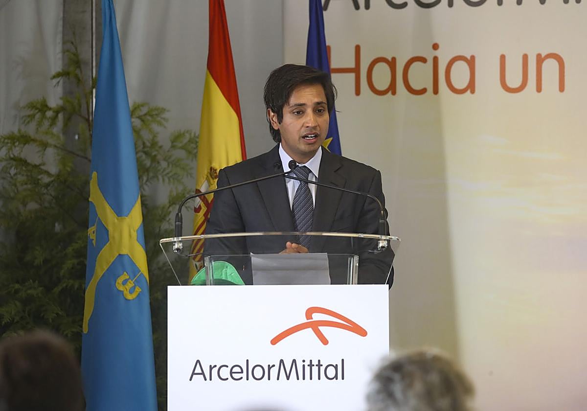 Aditya Mittal, durante su visita a la planta de Gijón, en 2021.