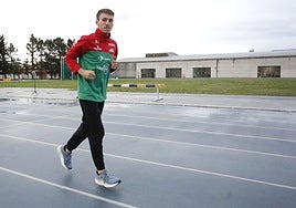 El atleta asturiano Alejandro Onís, en la pista de Las Mestas.