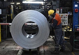 Un trabajador de la planta de Arcelor en Avilés.