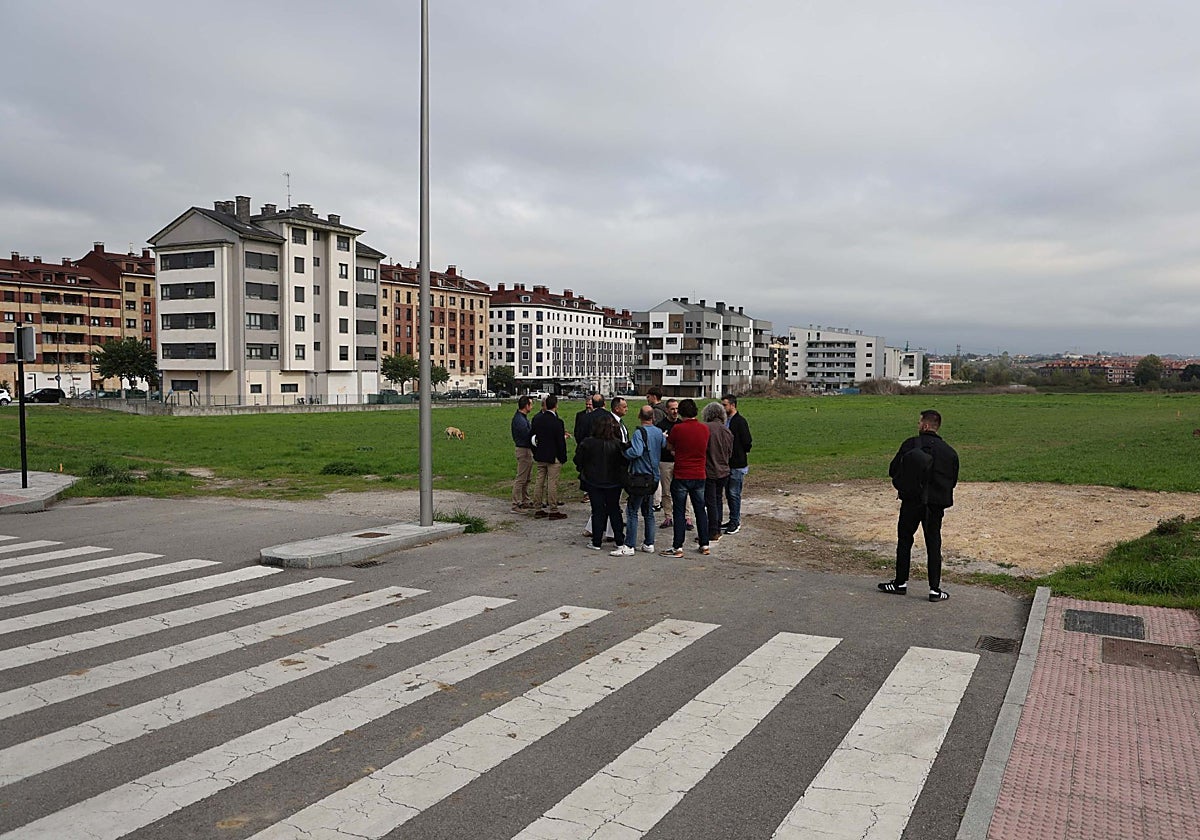Responsables de las empresas implicadas en el proyecto y del Ayuntamiento, con el alcalde, en la zona de desarrollo del bulevar.
