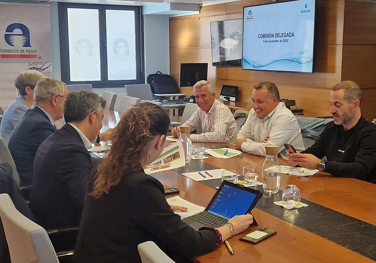 Reunión de la comisión delegada de Cadasa con el consejero de Movilidad, Medio Ambiente y Gestión de Emergencias, Alejandro Calvo, y el alcalde de Siero, Ángel García