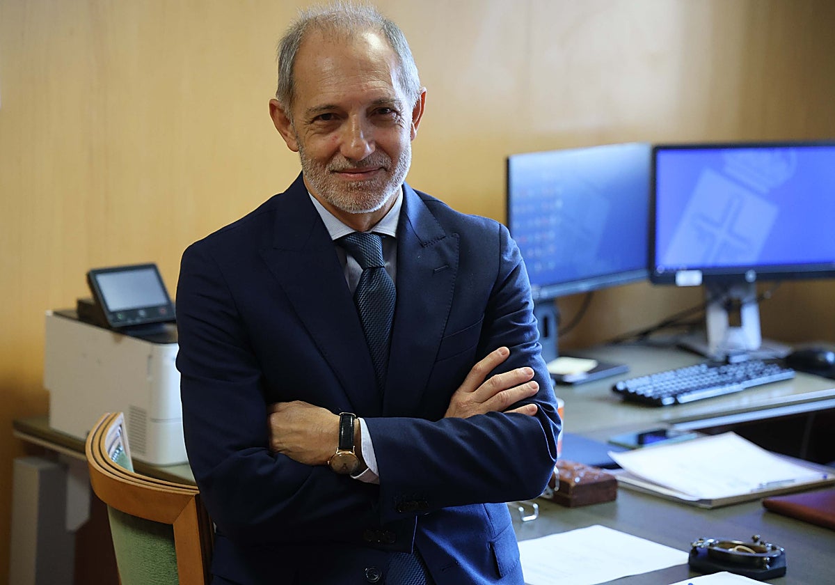 Gabriel Bernal, Fiscal Superior de Asturias, en su despacho en Oviedo.