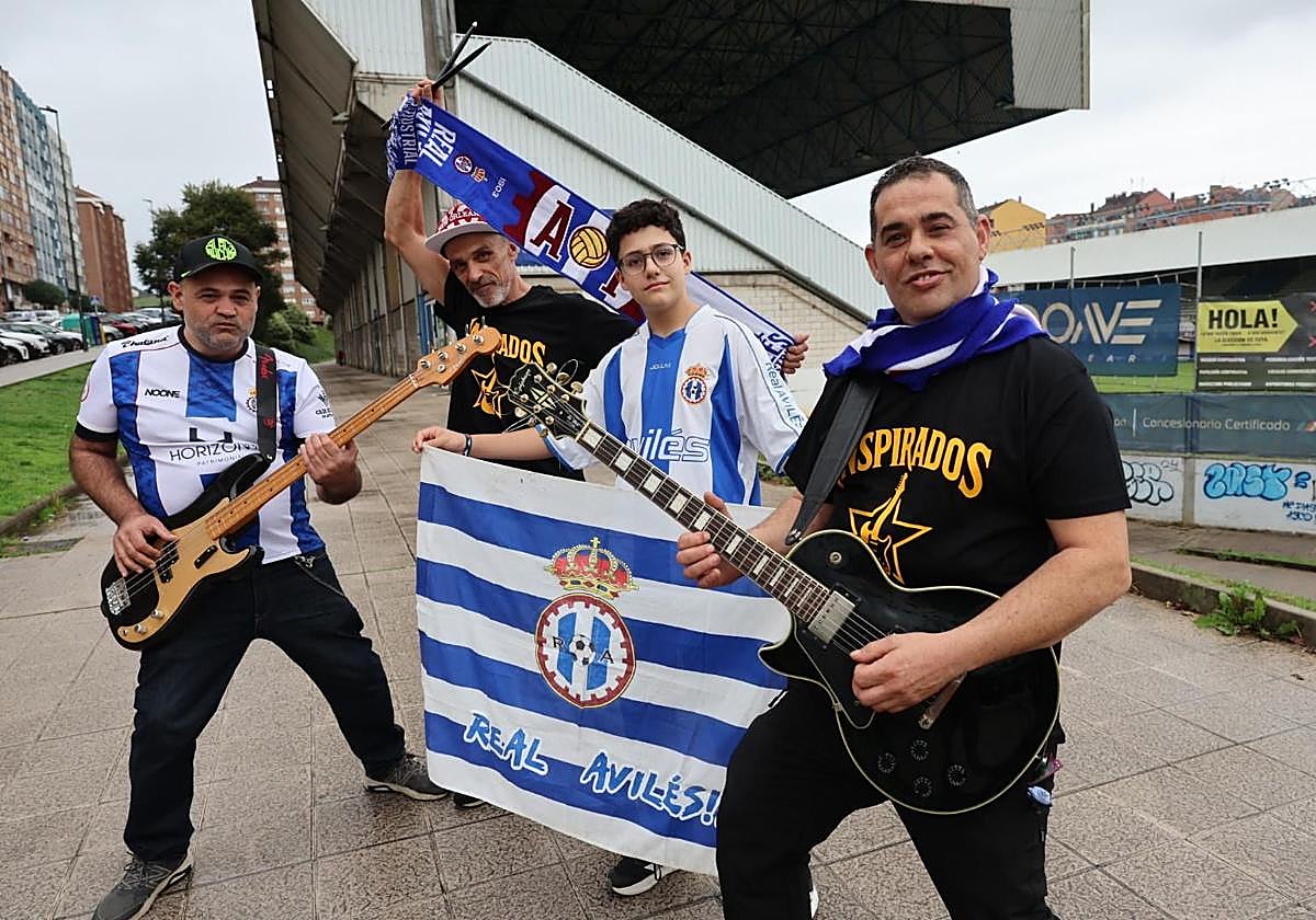 Los integrantes de la banda Inspirados, en la pista de La Exposición con el Suárez Puerta al fondo.