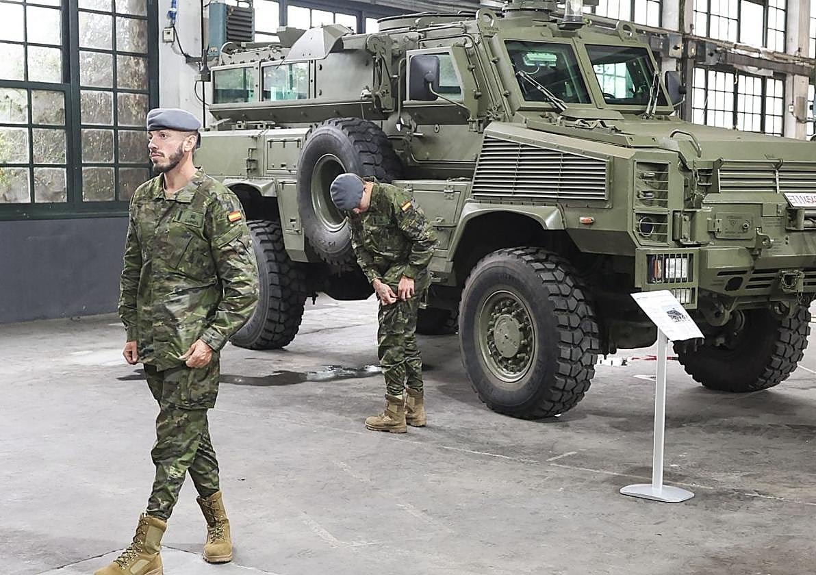 Feria de defensa impulsada por el hub en Oviedo.