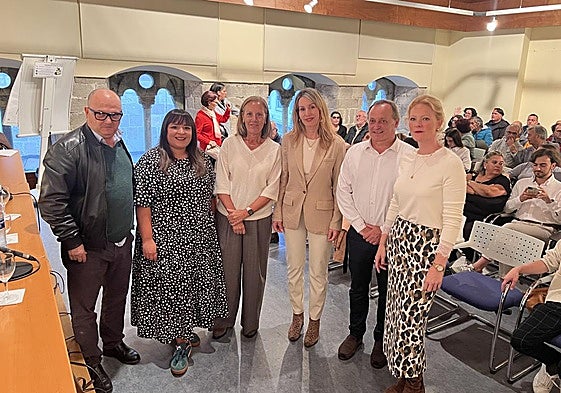 Los ponentes, Juan José Jambrina, Aitana González y Gemma Mateo, junto a representantes del Partido Popular de Avilés.