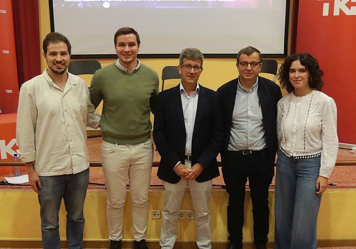 Raúl Cabezas, Jaime González-Baizán, Carlos Pajares, Francisco Fernández Linera y Carlota García-Noval, directivos y empleados de TKE, en el Aulario Sur de la EPI tras compartir sus experiencias.