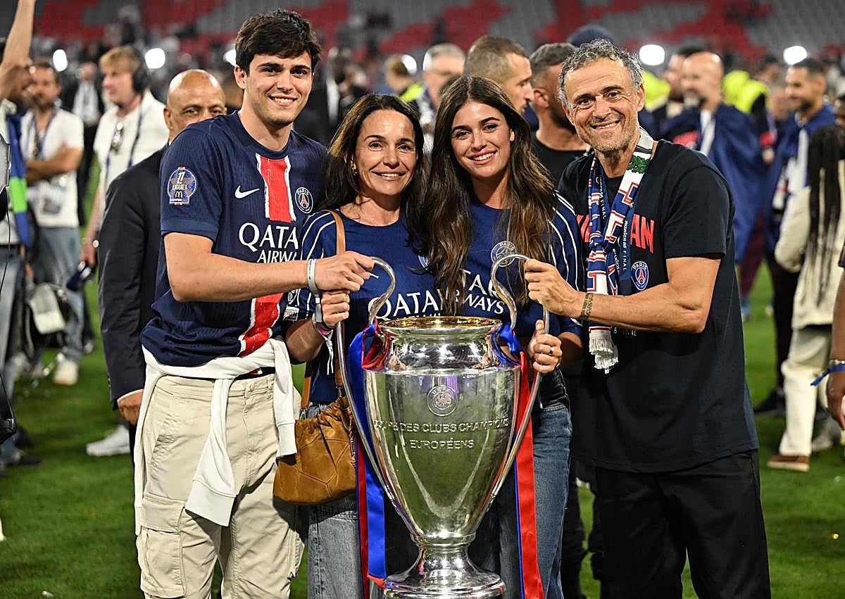 Imagen secundaria 1 - Arriba, momento en el que Fabio Capello anuncia su nombre como mejor técnico en la gala del Balón de Oro; a la izquierda, con sus hijos –Pacho y Sira– y su mujer Elena, junto a la Champions; y a la derecha, en el palco de El Molinón, en noviembre de 2022. 