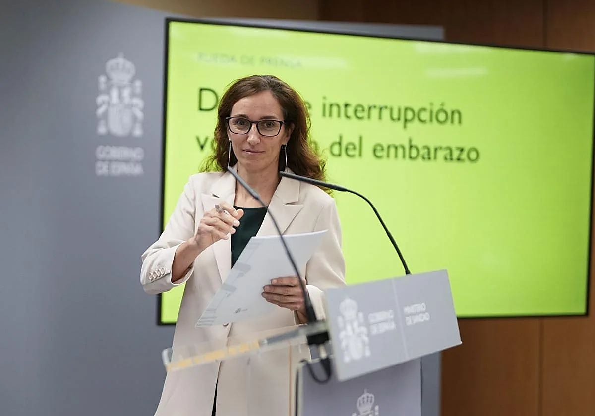 La ministra de Sanidad, presentando el último informe sobre interrupciones del embarazo en España.
