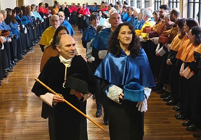 Noemí Pinilla, junto al rector de la Universidad de Oviedo, Ignacio Villaverde, en la celebración de Santo Tomás de Aquino.