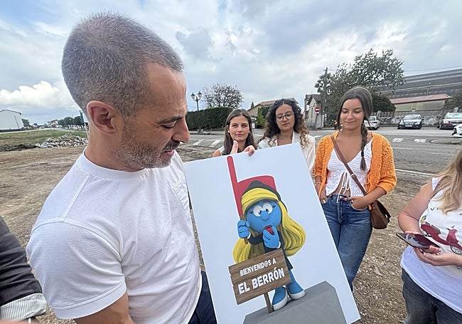 El alcalde Ángel García con el cartel de Pitufa Ferroviaria.