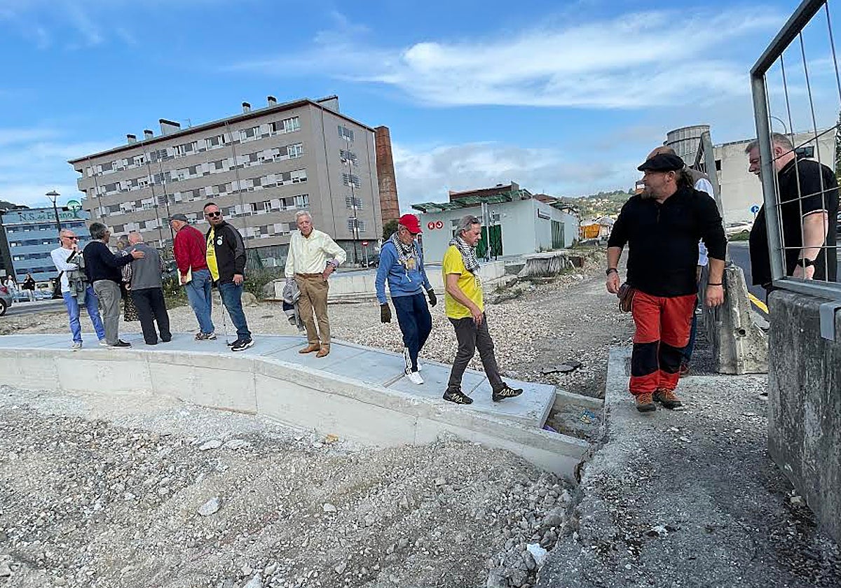 Miembros de la plataforma por el soterramiento y algunas langreanos cruzan por el terreno liberado