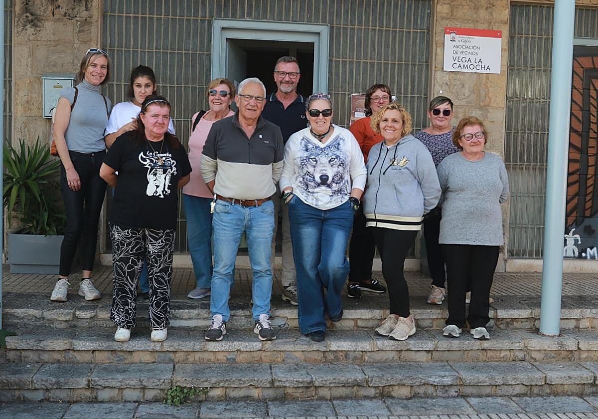 Miembros y vecinos de la asociación vecinal de La Camocha ante la entidad.