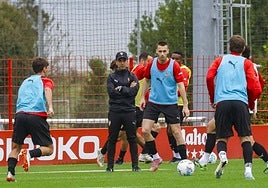 Borja Jiménez, en el centro de la imagen, durante el inicio del entrenamiento de ayer en Mareo, con Dubasin delante.