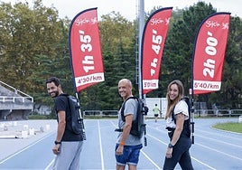 Raúl Bernardo, Manu Monasterio y Eva Rico, con las mochilas que portarán durante la carrera.