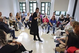 La directora Natalia Suárez ofrece unas indicaciones al inicio del proceso de selección.