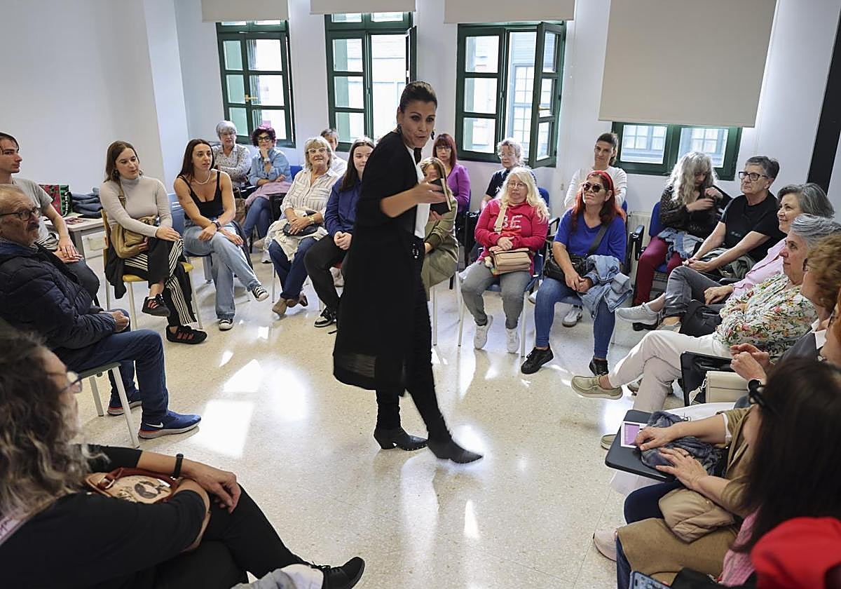 La directora Natalia Suárez ofrece unas indicaciones al inicio del proceso de selección.
