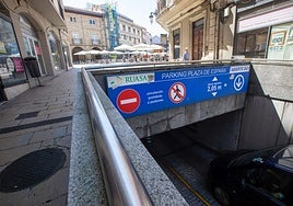 Acceso al parking subterráneo de la plaza de España de Avilés por la calle Ruiz Gómez.