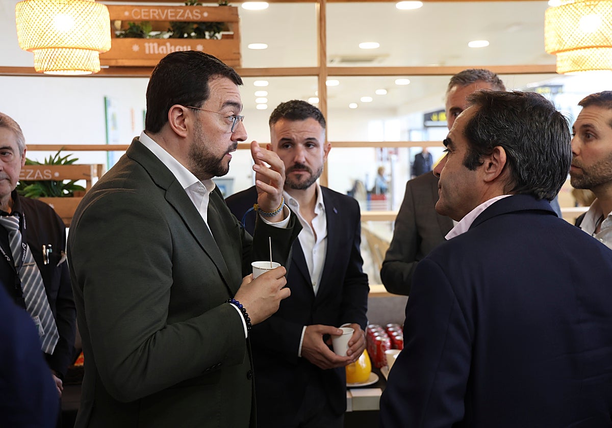 Adrián Barbón, junto a Jorge García, en un acto de Volotea en el aeropuerto de Asturias.