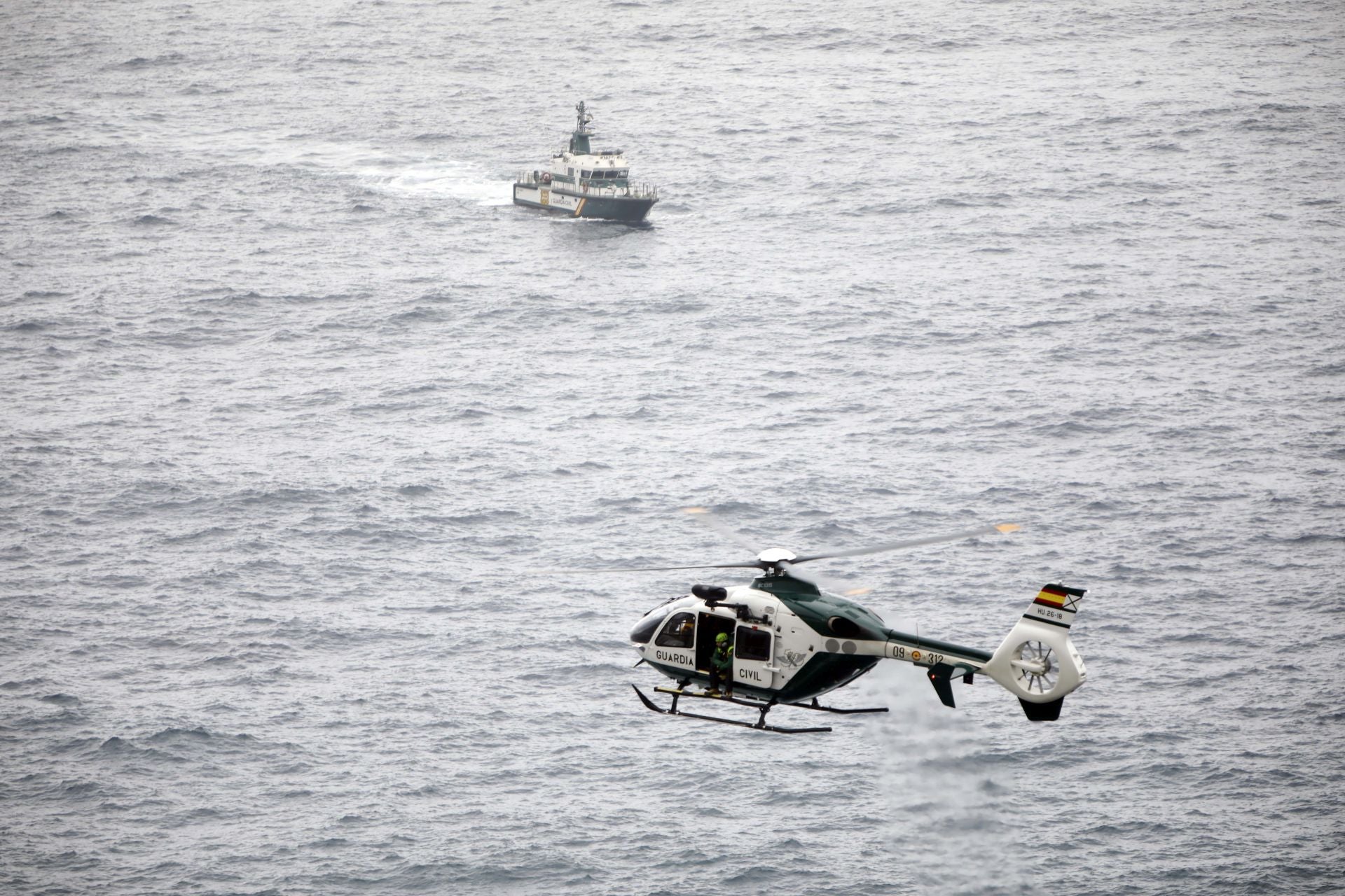 Por tierra, mar y aire: continúa la búsqueda en el Cabo Peñas de la desaparecida de 33 años