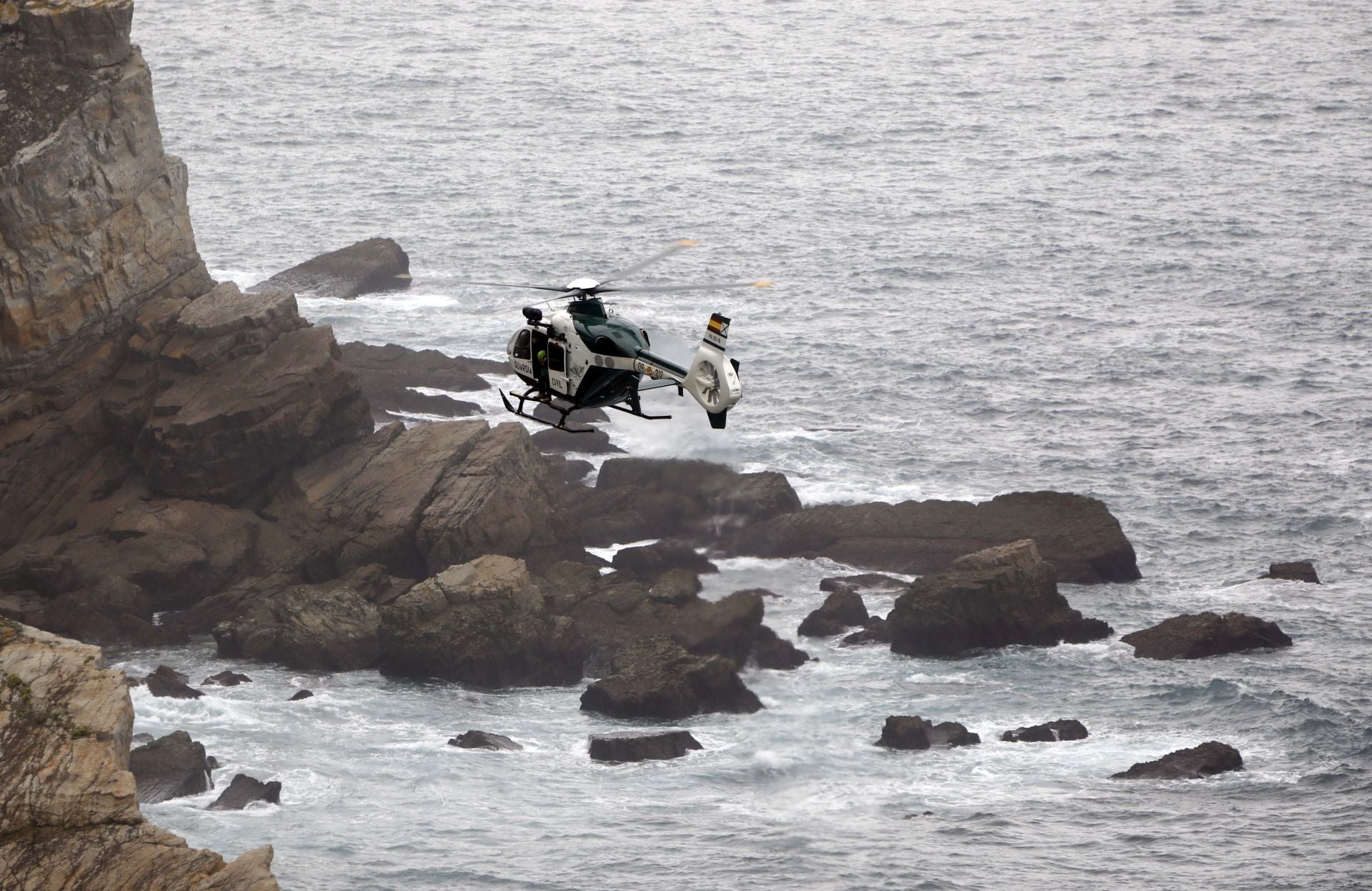 Por tierra, mar y aire: continúa la búsqueda en el Cabo Peñas de la desaparecida de 33 años