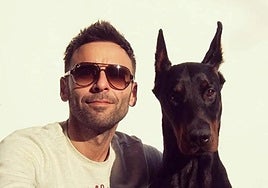 Pedro Piquero, fallecido en el accidente, con su fiel dóberman 'Spock'.