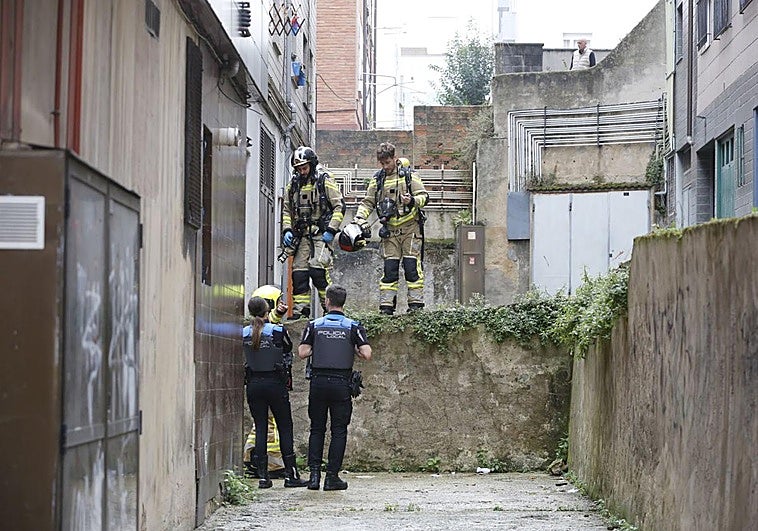 Bomberos y Policía Local en el lugar donde se produjo el fuego, en el barrio de El Coto.