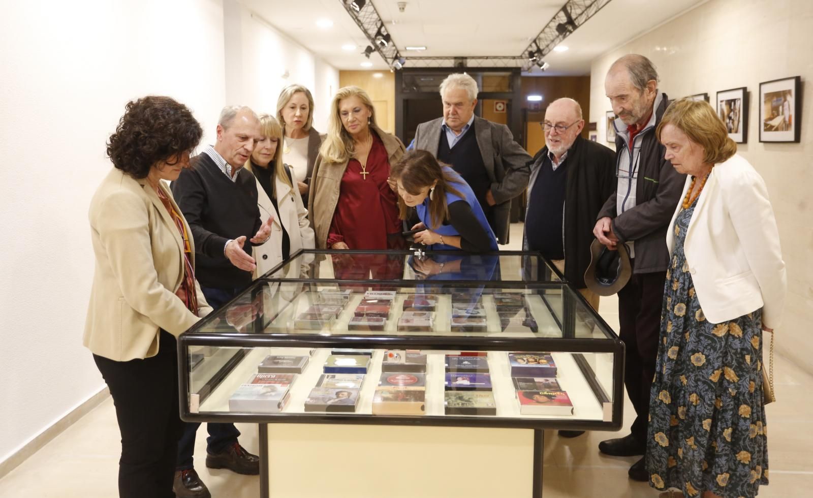 Familiares y amigos del antiguo jefe de la Policía Local, Isidoro Cortina, ante la muestra de su colección de discos en la bilioteca Jovellanos