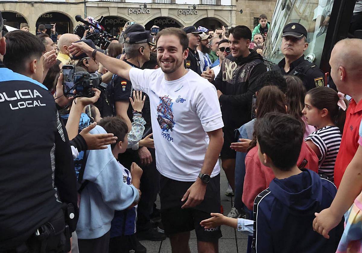 Jose Martínez saluda a la afición en la fiesta del ascenso.